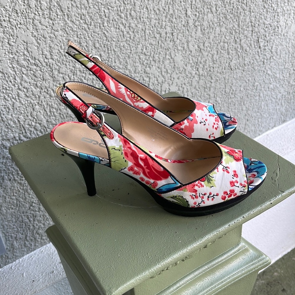 9&CO. Multi Colored Red Pump